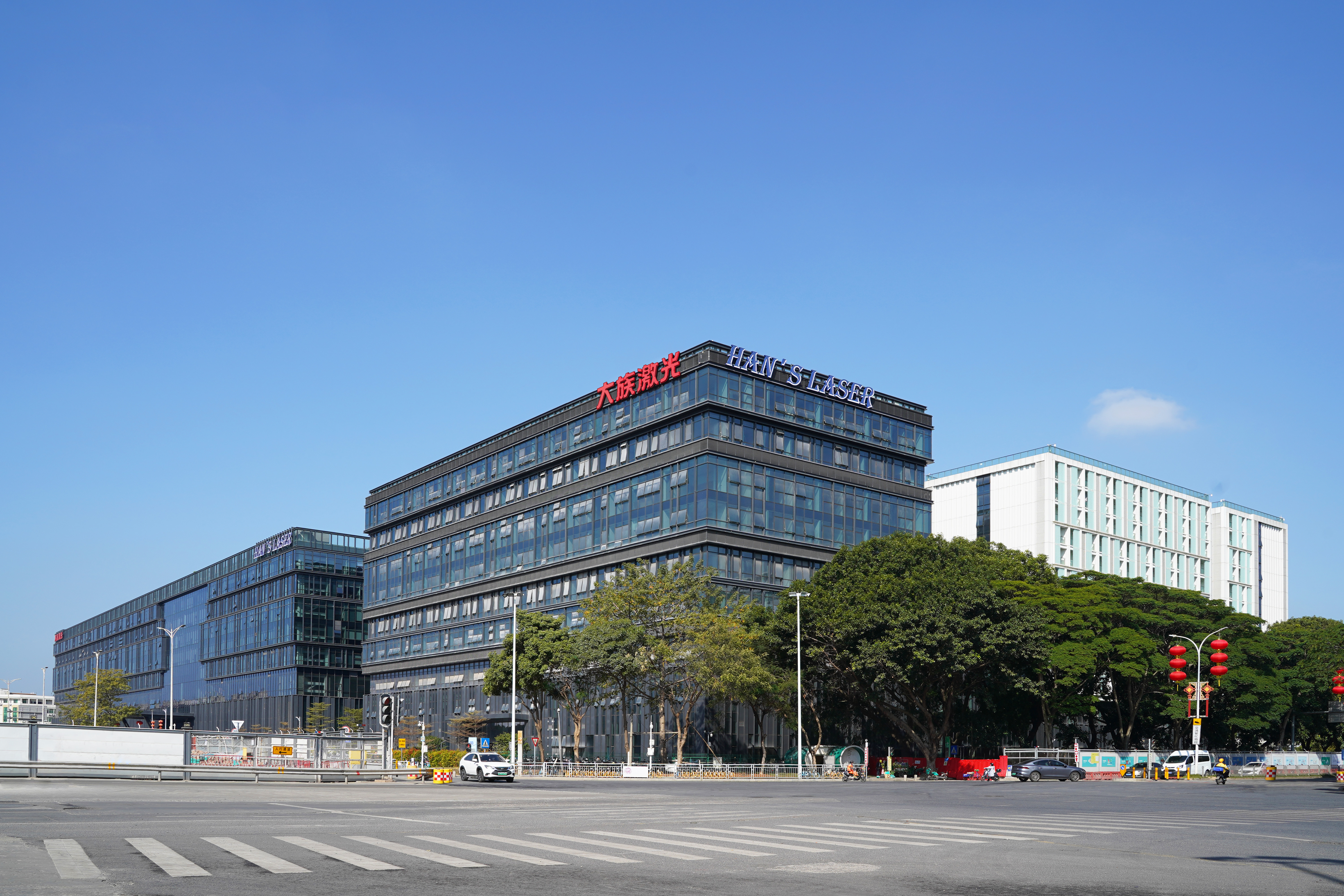 大族激光與四川泰川新能源有限公司簽訂光伏設備訂購合約暨光伏產業研究院授牌儀式 